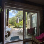 Ouverture de la porte fenêtre vers la terrasse